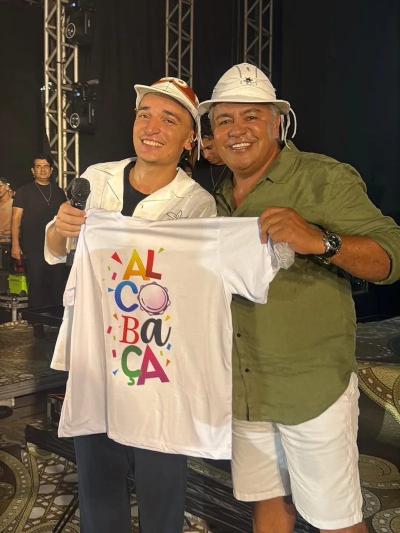 João Gomes coloca público para cantar em coro na primeira noite do Carnaval de Alcobaça