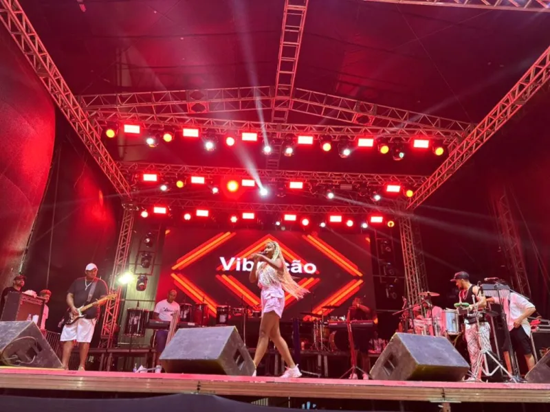 Samba e pagode baiano são destaques no resgate cultural da 2ª noite de Carnaval Mucuri 2026