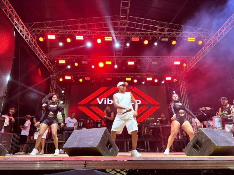 Samba e pagode baiano são destaques no resgate cultural da 2ª noite de Carnaval Mucuri 2026