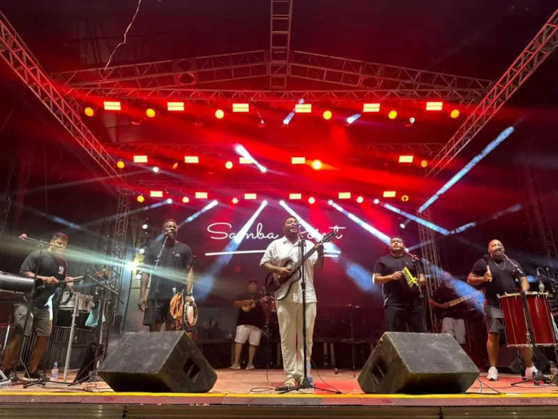 Samba e pagode baiano são destaques no resgate cultural da 2ª noite de Carnaval Mucuri 2026