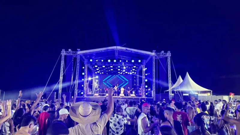 Samba e pagode baiano são destaques no resgate cultural da 2ª noite de Carnaval Mucuri 2026