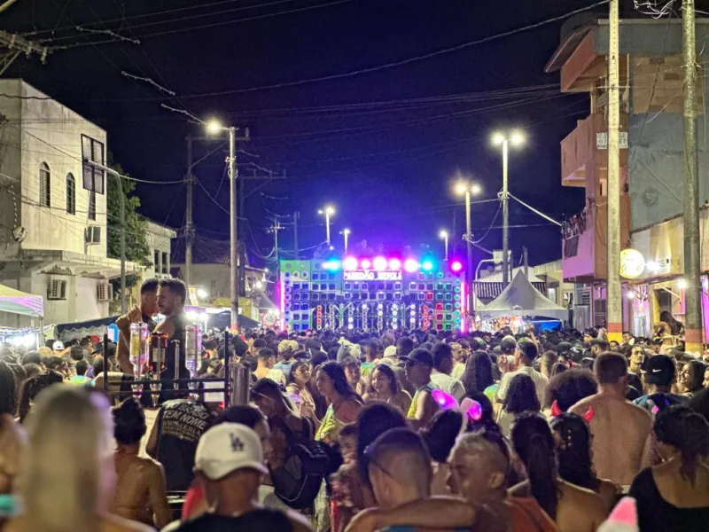 Arena Praia da Barra ficou lotada de foliões neste domingo (15) para curtir o terceiro dia do Carnaval Mucuri 2026