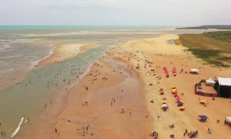 Arena Praia da Barra ficou lotada de foliões neste domingo (15) para curtir o terceiro dia do Carnaval Mucuri 2026