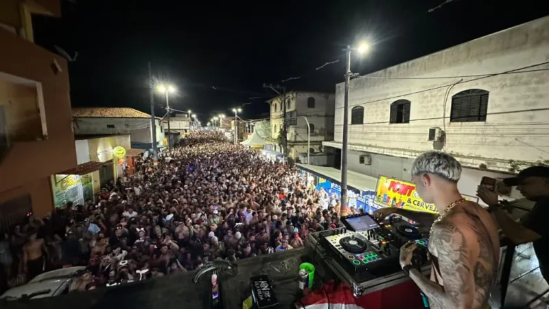 Arena Praia da Barra ficou lotada de foliões neste domingo (15) para curtir o terceiro dia do Carnaval Mucuri 2026
