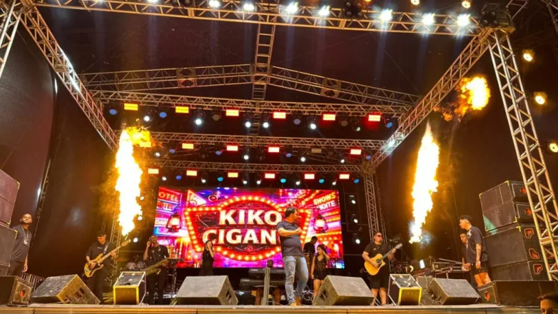 Arena Praia da Barra ficou lotada de foliões neste domingo (15) para curtir o terceiro dia do Carnaval Mucuri 2026