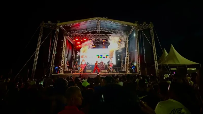 Arena Praia da Barra ficou lotada de foliões neste domingo (15) para curtir o terceiro dia do Carnaval Mucuri 2026