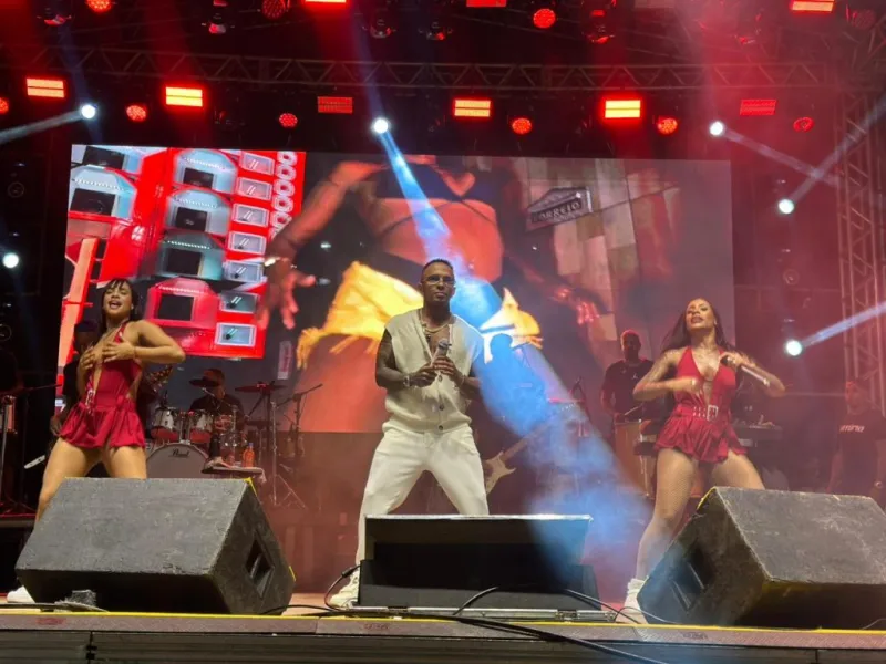 Arena Praia da Barra ficou lotada de foliões neste domingo (15) para curtir o terceiro dia do Carnaval Mucuri 2026