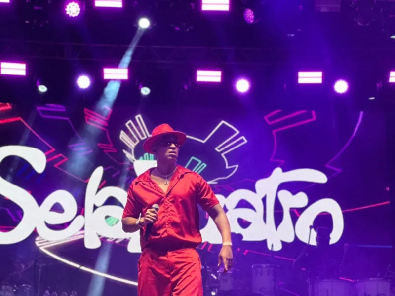 Arena Praia da Barra ficou lotada de foliões neste domingo (15) para curtir o terceiro dia do Carnaval Mucuri 2026
