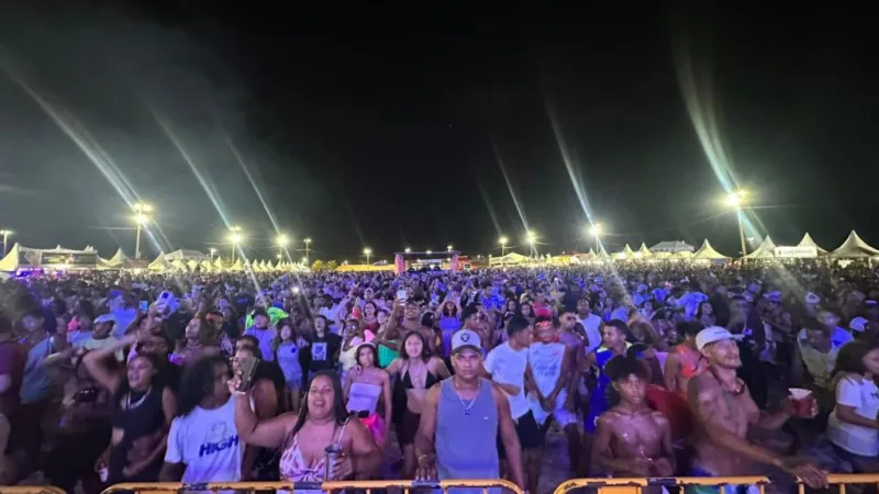 Arena Praia da Barra ficou lotada de foliões neste domingo (15) para curtir o terceiro dia do Carnaval Mucuri 2026