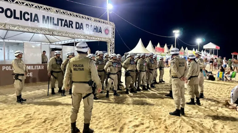 Arena Praia da Barra ficou lotada de foliões neste domingo (15) para curtir o terceiro dia do Carnaval Mucuri 2026