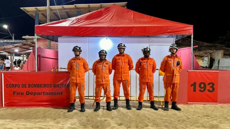Arena Praia da Barra ficou lotada de foliões neste domingo (15) para curtir o terceiro dia do Carnaval Mucuri 2026