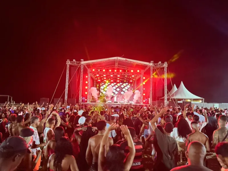 Arena Praia da Barra ficou lotada de foliões neste domingo (15) para curtir o terceiro dia do Carnaval Mucuri 2026