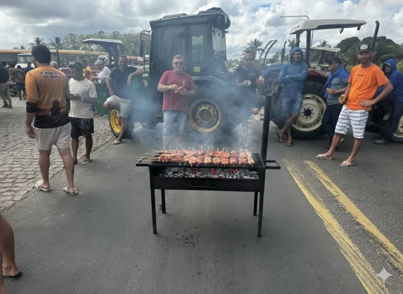 Vídeos: Produtores rurais bloqueiam BR-101 em Itamaraju e denunciam violência no campo