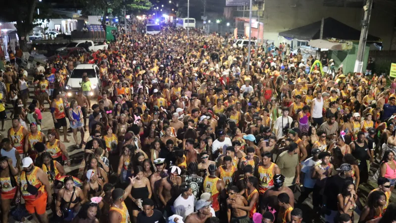 Quarto dia de Carnaval de Nova Viçosa reúne multidão e contagia praça com música e alegria
