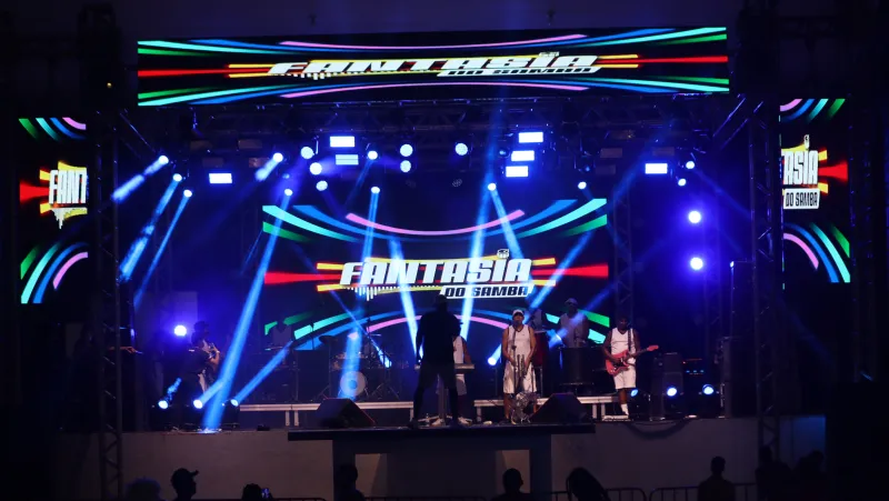 Quarto dia de Carnaval de Nova Viçosa reúne multidão e contagia praça com música e alegria