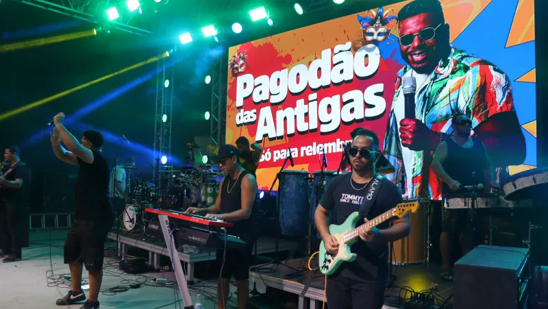 Quarto dia de Carnaval de Nova Viçosa reúne multidão e contagia praça com música e alegria