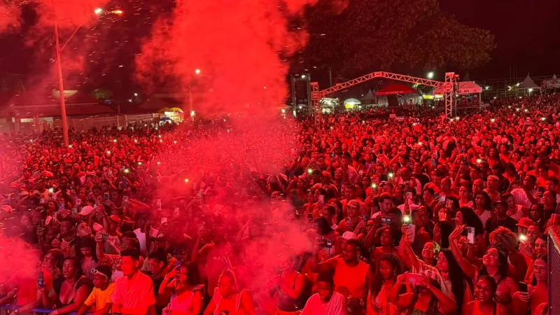 Explosão de público transforma penúltima noite em espetáculo na orla de Alcobaça
