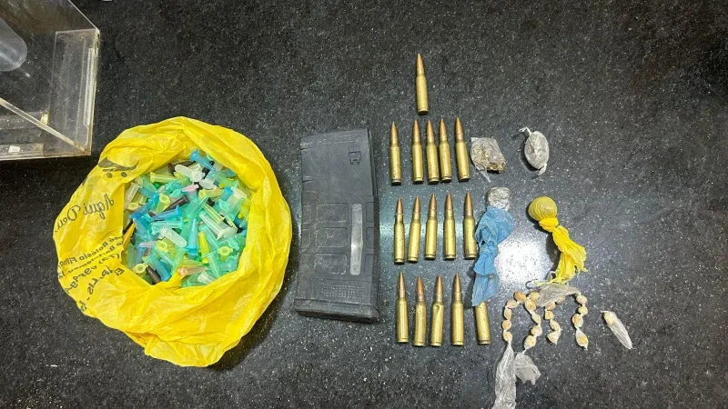 PM apreende drogas, carregador e munições de fuzil em Eunápolis
