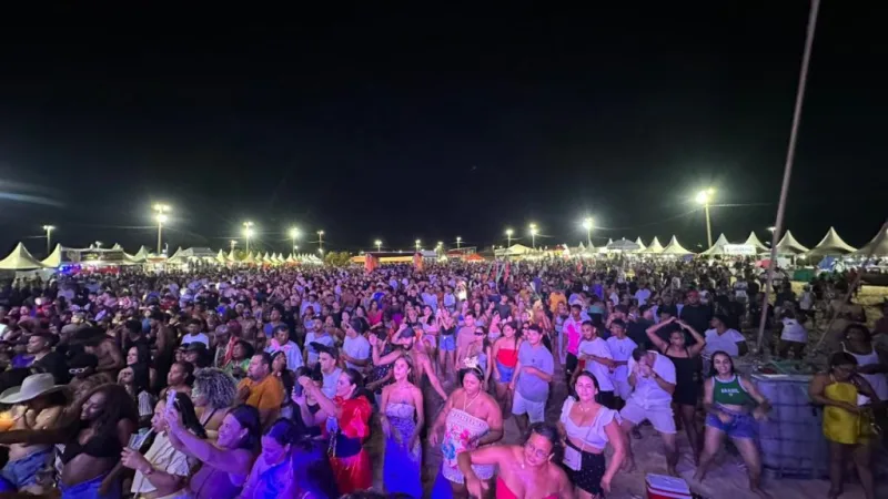 4º dia de Carnaval mantém alto astral e muita animação em Mucuri com três grandes shows na Arena Praia da Barra 4º dia de Carnaval mantém alto astral e muita animação em Mucuri com três grandes shows na Arena Praia da Barra