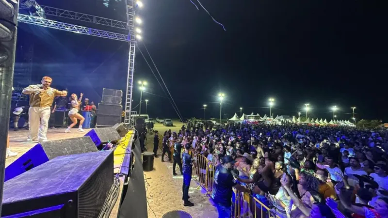 4º dia de Carnaval mantém alto astral e muita animação em Mucuri com três grandes shows na Arena Praia da Barra 4º dia de Carnaval mantém alto astral e muita animação em Mucuri com três grandes shows na Arena Praia da Barra