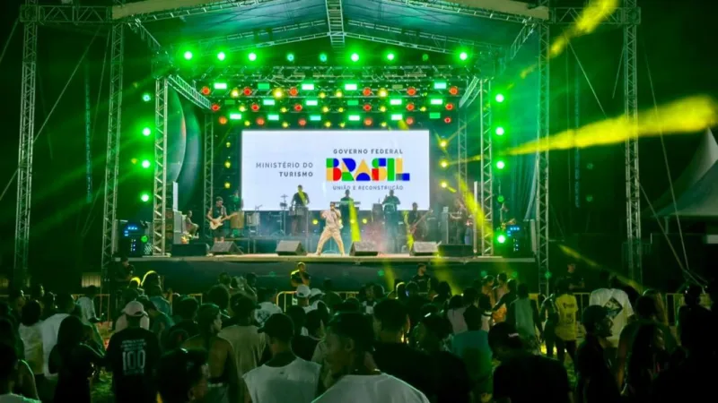 4º dia de Carnaval mantém alto astral e muita animação em Mucuri com três grandes shows na Arena Praia da Barra 4º dia de Carnaval mantém alto astral e muita animação em Mucuri com três grandes shows na Arena Praia da Barra