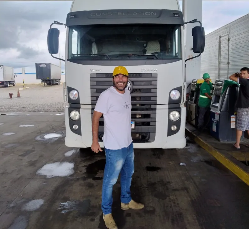 Caminhoneiro morre após caminhão carregado de combustível tombar na LMG-634, próximo a Almenara