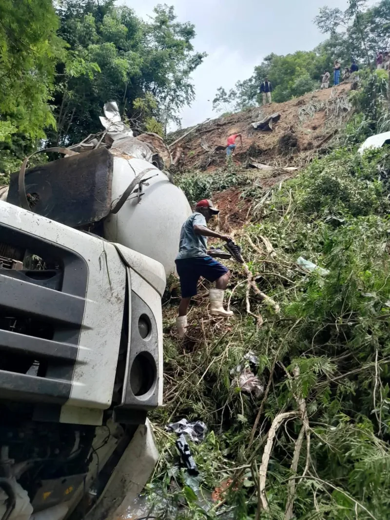 Caminhoneiro morre após caminhão carregado de combustível tombar na LMG-634, próximo a Almenara
