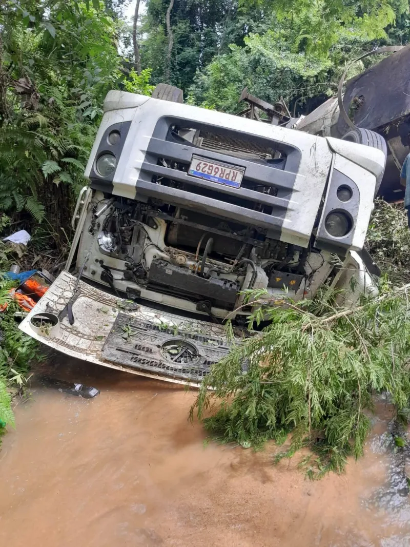 Caminhoneiro morre após caminhão carregado de combustível tombar na LMG-634, próximo a Almenara