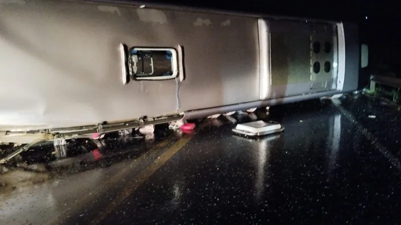 Ônibus tomba e deixa dezesseis pessoas feridas no interior da Bahia