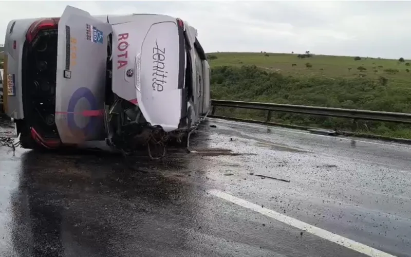 Ônibus tomba e deixa dezesseis pessoas feridas no interior da Bahia