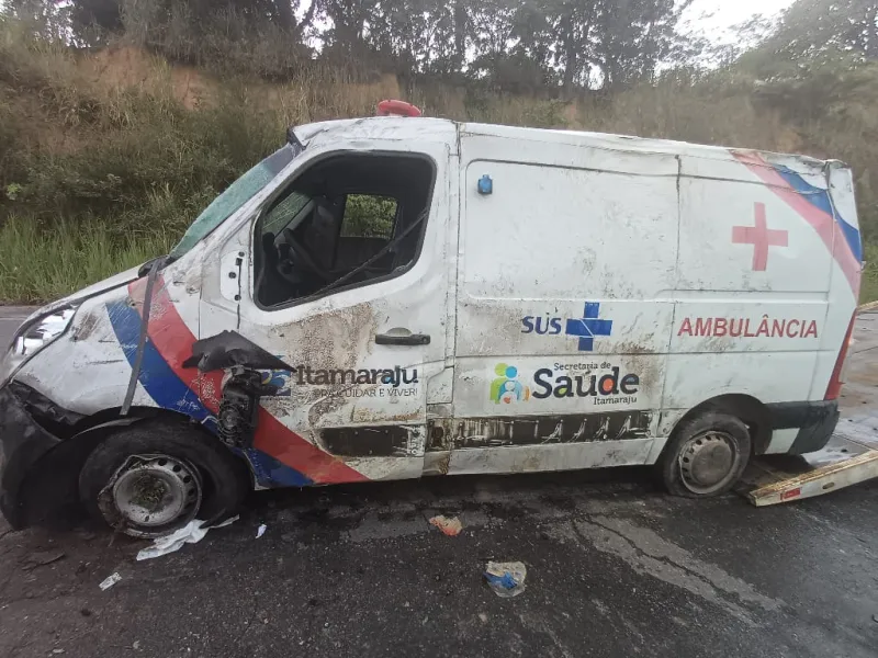 Motorista fica gravemente ferido após acidente com ambulância na BR-101 em Itamaraju 