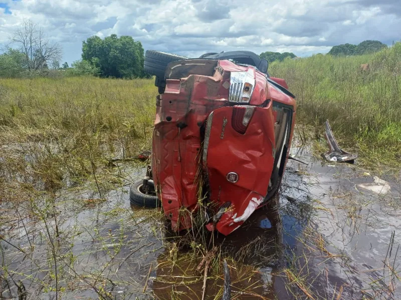 Motorista fica gravemente ferido após carro tombar as margens da BR-101 proximo a Rancho Alegre Motorista fica gravemente ferido após carro tombar as margens da BR-101 proximo a Rancho Alegre