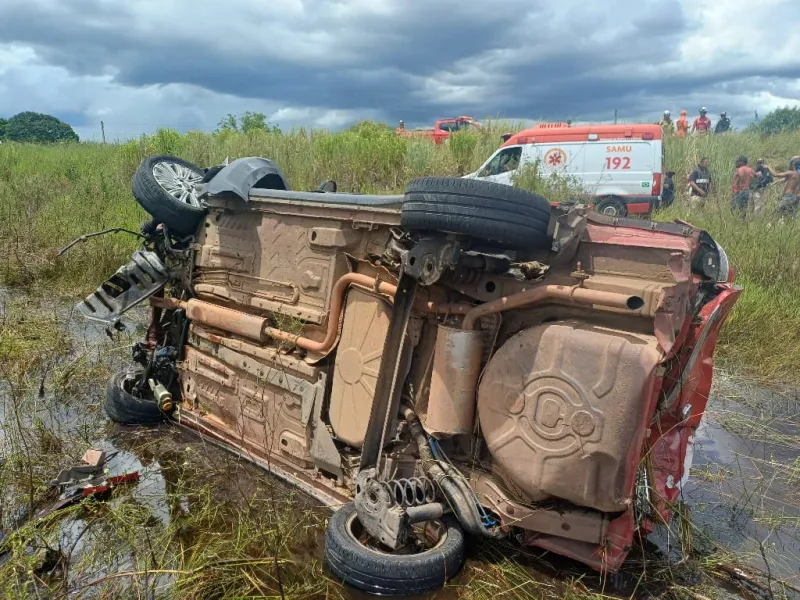 Motorista fica gravemente ferido após carro tombar as margens da BR-101 proximo a Rancho Alegre Motorista fica gravemente ferido após carro tombar as margens da BR-101 proximo a Rancho Alegre