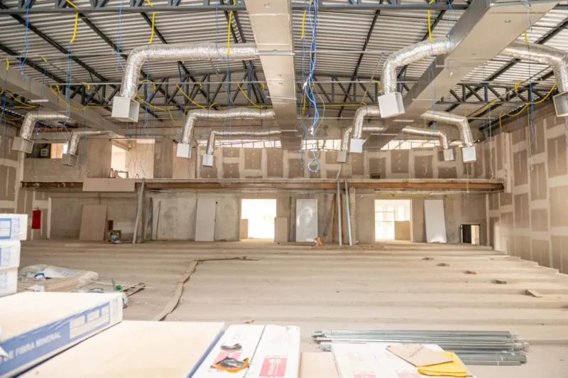 Prefeitura de Teixeira de Freitas investe em auditório escolar com capacidade para 500 lugares