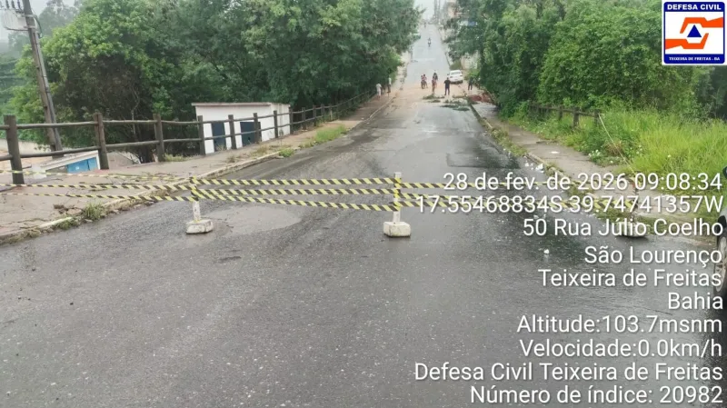 Ladeira da Avenida Padre Anchieta é totalmente interditada após desmoronamento provocado pelas chuvas