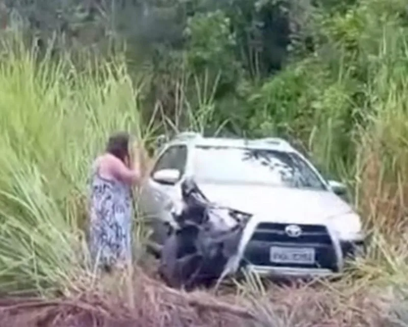 Condutora perde controle e colide com poste na BA-290 em Teixeira de Freitas