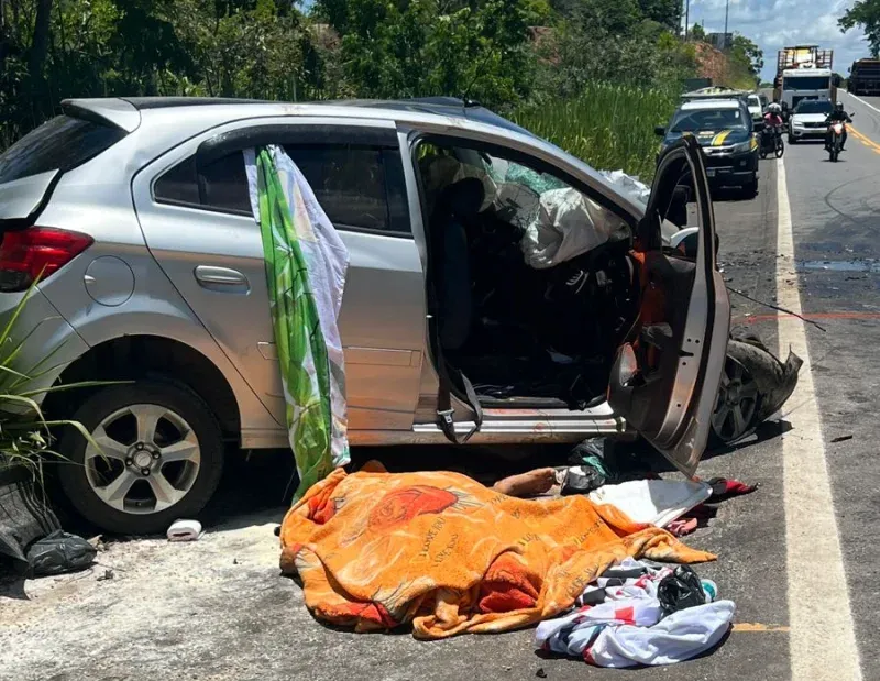 Três mortos, incluindo uma criança morrem em colisão frontal na BR 101, em Caravelas Três mortos, incluindo uma criança morrem em colisão frontal na BR 101, em Caravelas