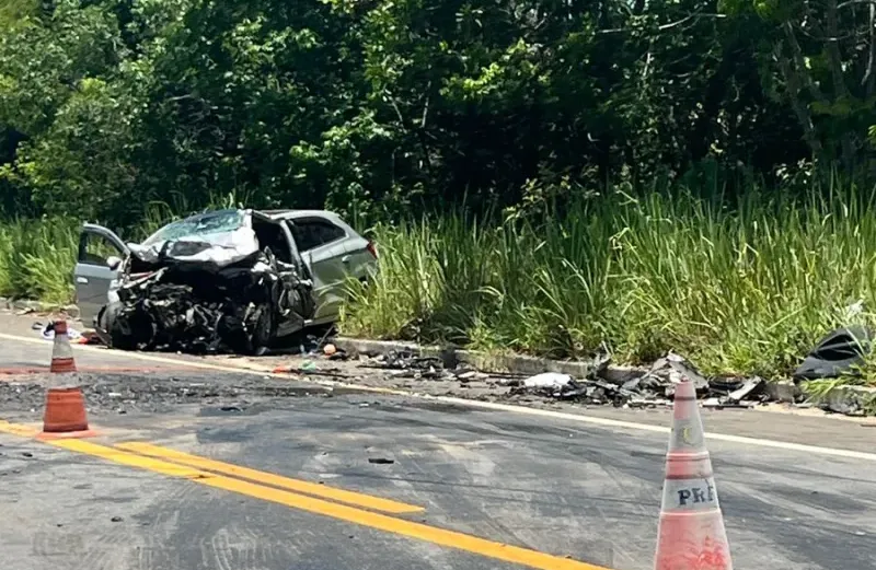 Três mortos, incluindo uma criança morrem em colisão frontal na BR 101, em Caravelas Três mortos, incluindo uma criança morrem em colisão frontal na BR 101, em Caravelas