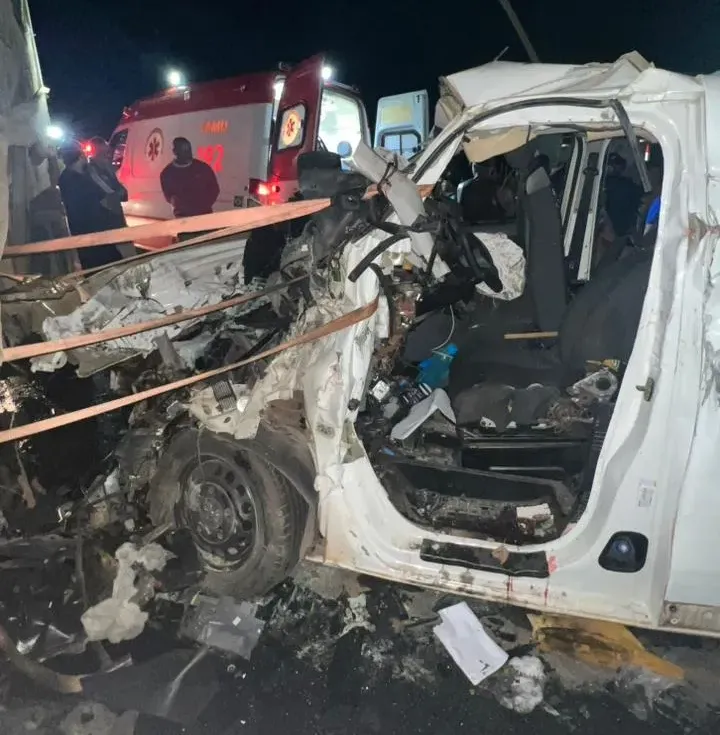 Condutor de Van morre em acidente com carreta da DASA na BR-418 em Nova Viçosa Condutor de Van morre em acidente com carreta da DASA na BR-418 em Nova Viçosa