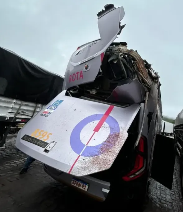 Ônibus tomba e deixa dezesseis pessoas feridas no interior da Bahia