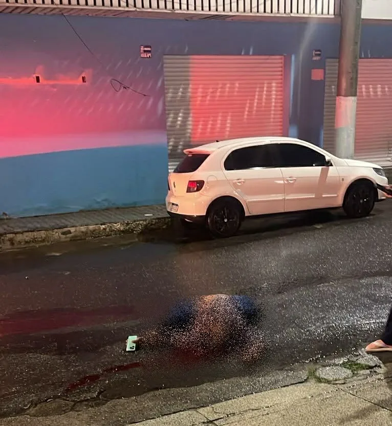 Vídeo -Homem é morto a tiros após tentar agredir rival com facão no centro de Teixeira de Freitas Vídeo -Homem é morto a tiros após tentar agredir rival com facão no centro de Teixeira de Freitas