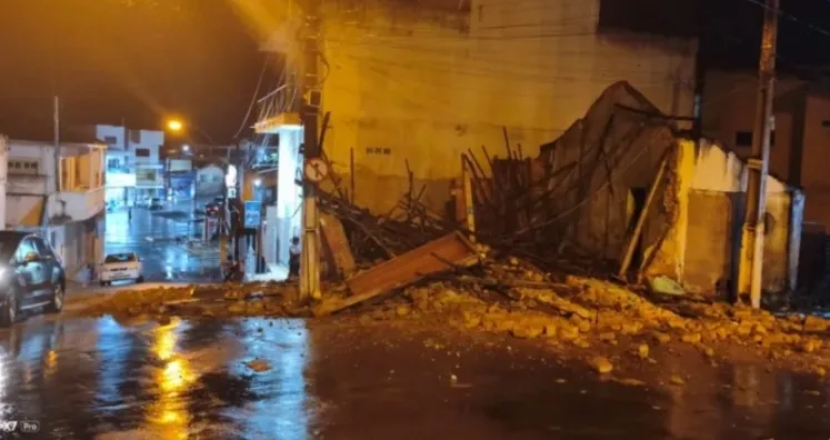 Construção antiga desaba no centro de Medeiros Neto após fortes chuvas