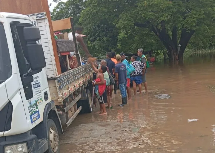 Prefeitura intensifica ações após cheia do Rio Água Fria em Medeiros Neto