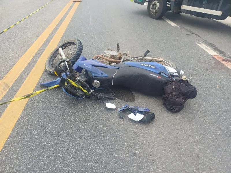 Motociclista morre em colisão com carro na BR 101 em Itabatã Motociclista morre em colisão com carro na BR 101 em Itabatã