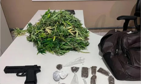 Policias da 89ª CIPM prendem individuo com arma e drogas e Itabatã Policias da 89ª CIPM prendem individuo com arma e drogas e Itabatã
