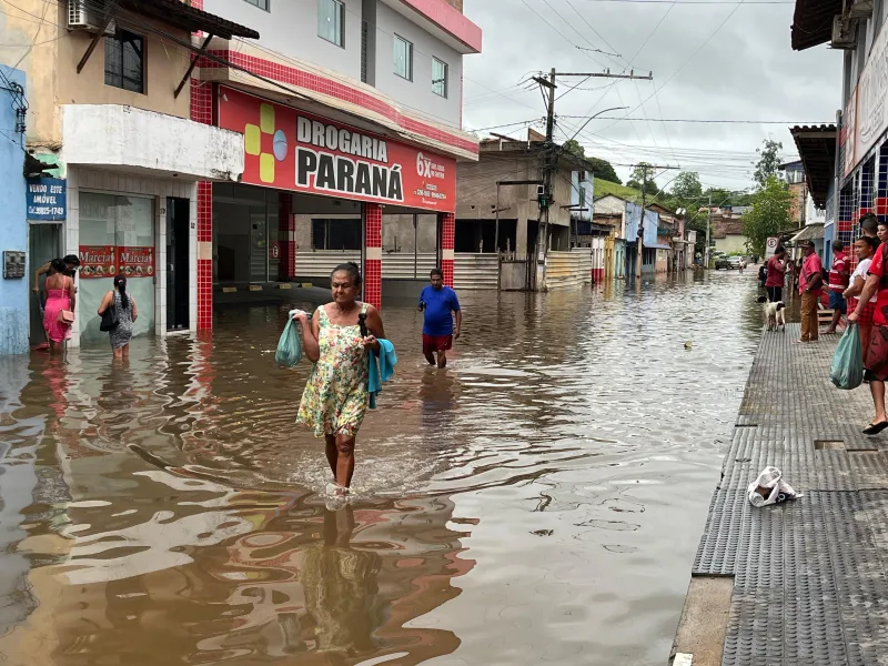 Enchente em Medeiros Neto: aumento do nível dos rios deixa famílias desabrigadas Enchente em Medeiros Neto: aumento do nível dos rios deixa famílias desabrigadas