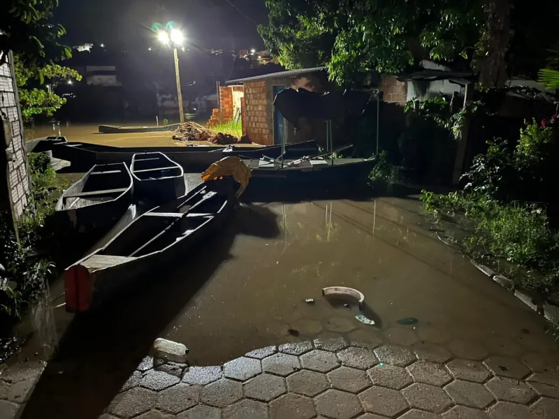 Enchente em Medeiros Neto: aumento do nível dos rios deixa famílias desabrigadas Enchente em Medeiros Neto: aumento do nível dos rios deixa famílias desabrigadas