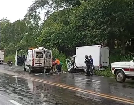 Vídeo - Ambulância de Ibirapitanga se envolve em acidente na BR-415 e deixa acompanhante em estado grave