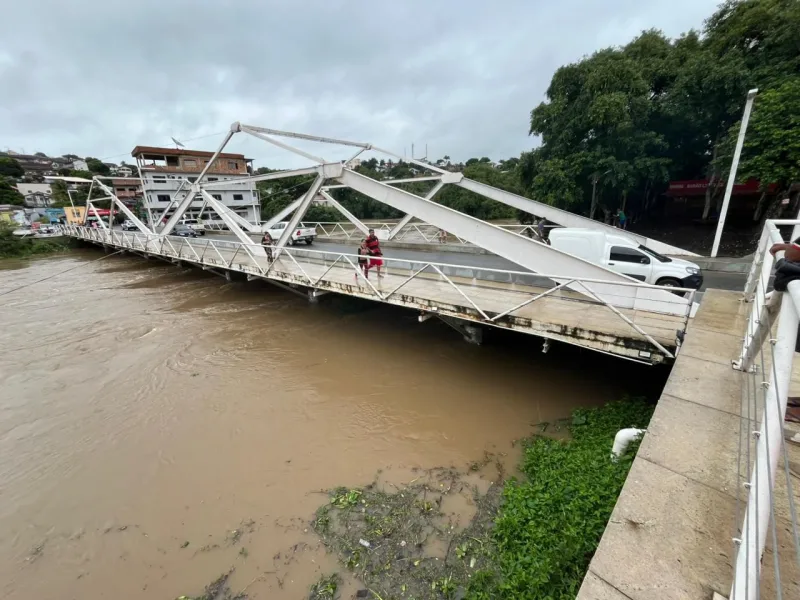 Medeiros Neto: Defesa Civil e Corpo de Bombeiros Intensificam ações em meio às chuvas intensas