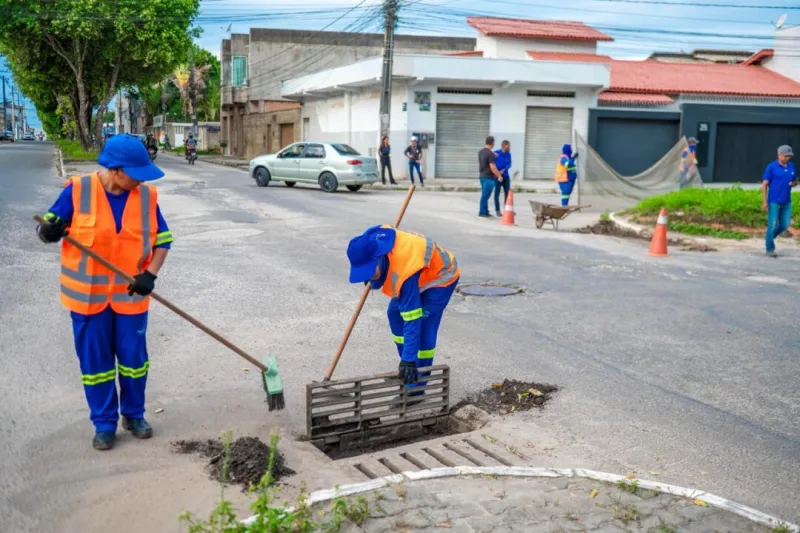 Força-tarefa atua para prevenir alagamentos e recuperar vias danificadas em Teixeira de Freitas